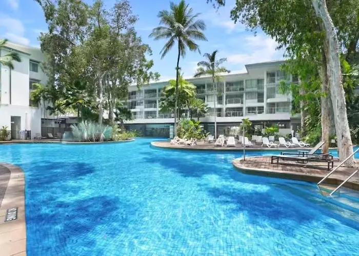Stunning Top Floor Apartment Views To Palm Cove