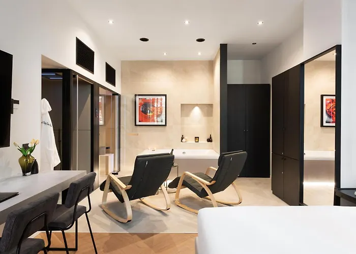 At Forty-One Apt 02 Rom