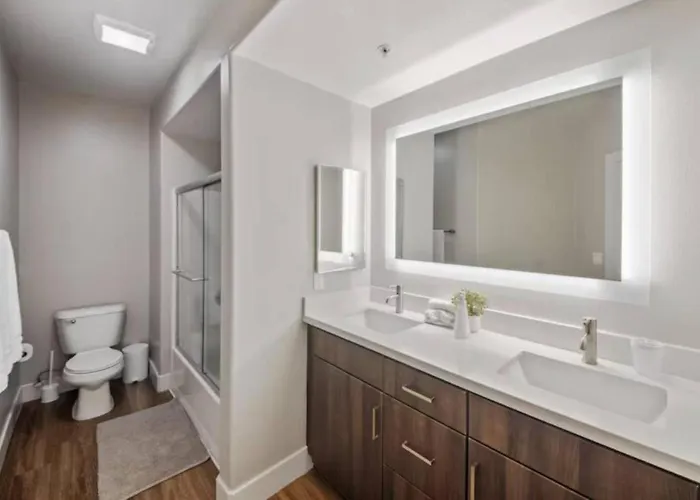 Beverly Hills Luxury, 2 Bedrooms, 2 Baths, Gym, Pool, Jacuzzi, Parking! Los Angeles
