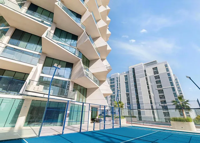 Luxe Apt With Private Balcony Pool Dubai