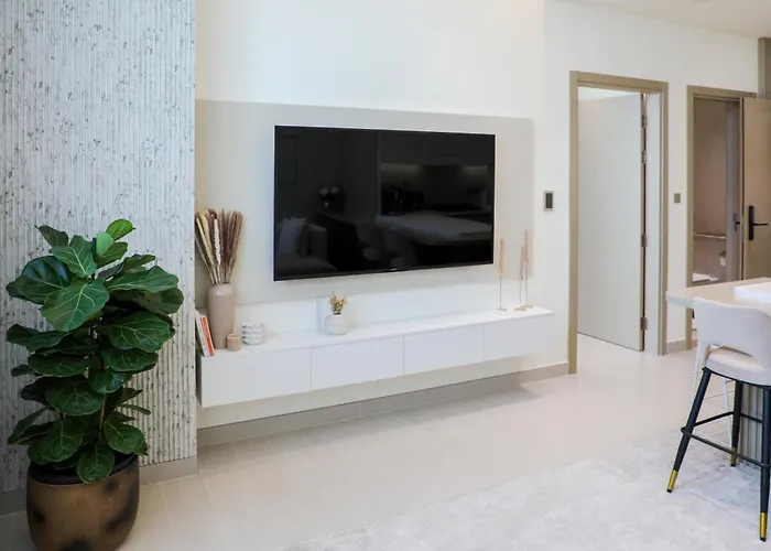 Luxe Apt With Private Balcony Pool Dubai