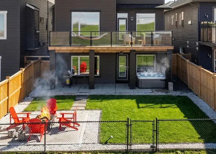 Spacious Family Retreat With Hot Tub, Pool Table, Gym YYC