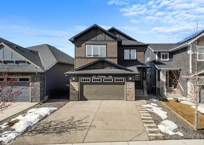 Spacious Family Retreat With Hot Tub, Pool Table, Gym YYC