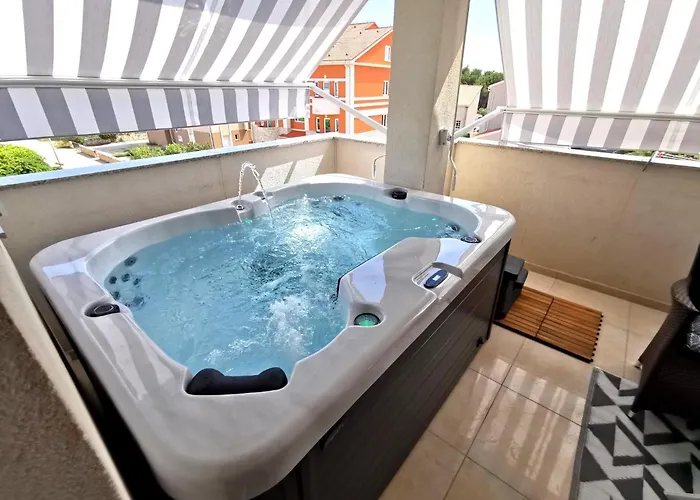 Central Apartment With Jacuzzi Novalja