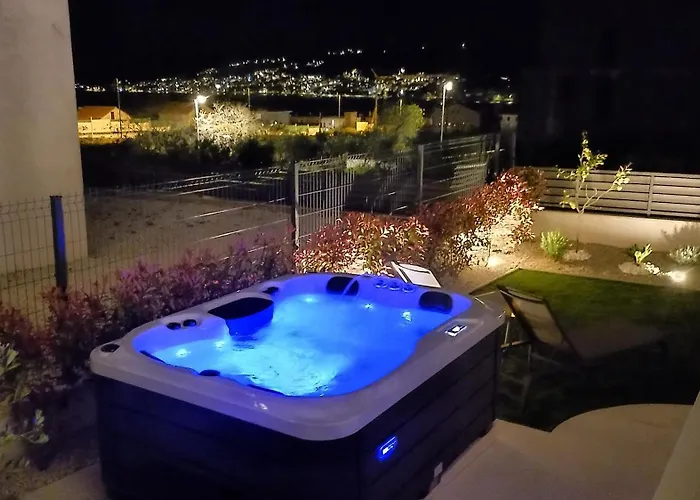 "Mon Ami"Apartment With Garden, Hot Tub And Free Parking Trogir
