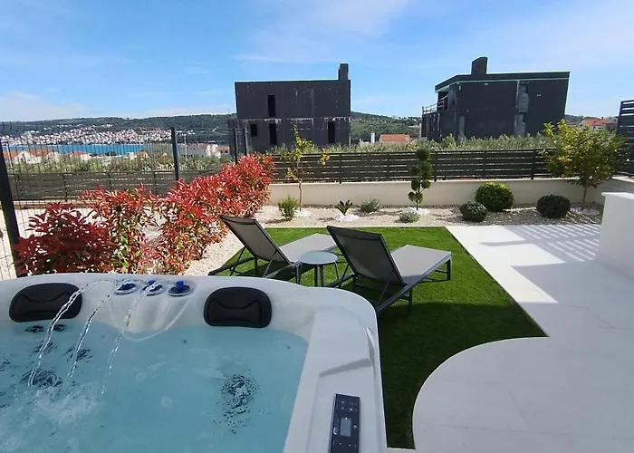 "Mon Ami"Apartment With Garden, Hot Tub And Free Parking Trogir