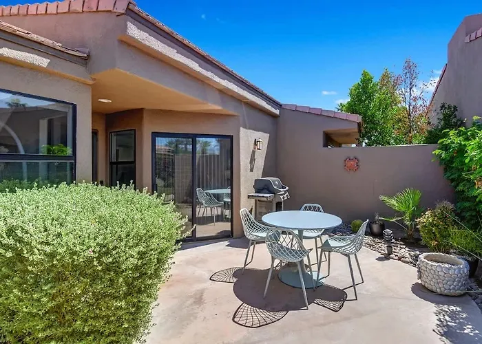 Villa Courtyard-Patio-Moutain And V3872-Holly House Palm Desert