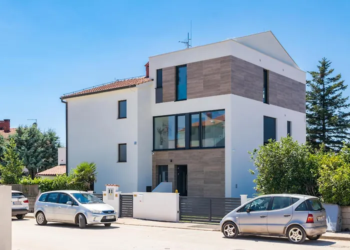 Villa Elena Deluxe In Fazana For 8 People With Whirlpool & Private Pool Only 400 M From The Beach