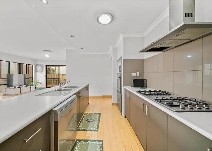 Perth Airport Stay 5Br House With 6 Beds &Parking