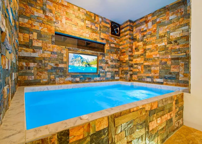 Massive Jacuzzi - 6 Bedroom With Private Bathroom - 1 Block From Lleras P11 Medellín