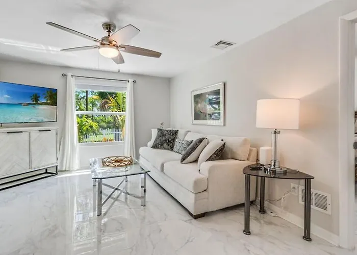 Tranquil Lakeside Haven North North Naples