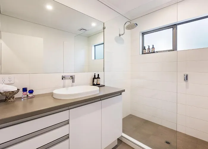Villa Djurapin - Sophisticated Coastal Haven With Jacuzzi Dunsborough