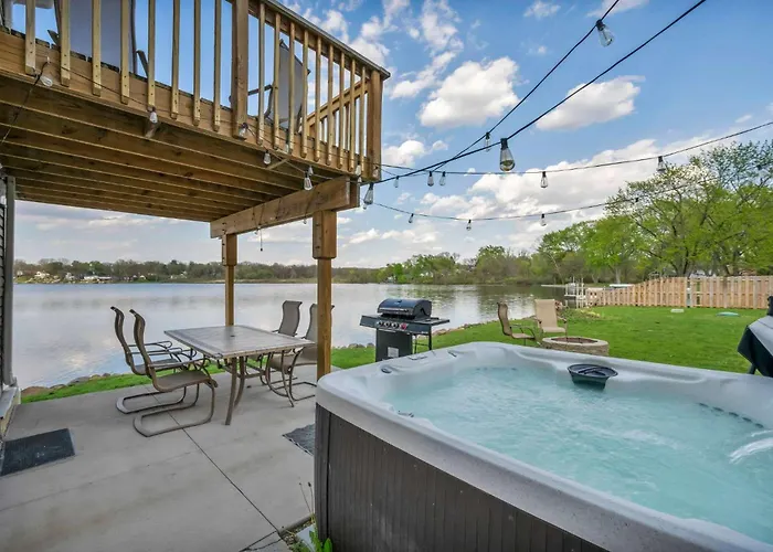 Lake Front Hot Tub Fire Pit Sleeps 10 Akron