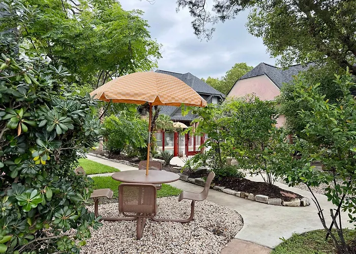 Boho Chic Studio With Pool & Hot Tub At The Ponderosa Houston