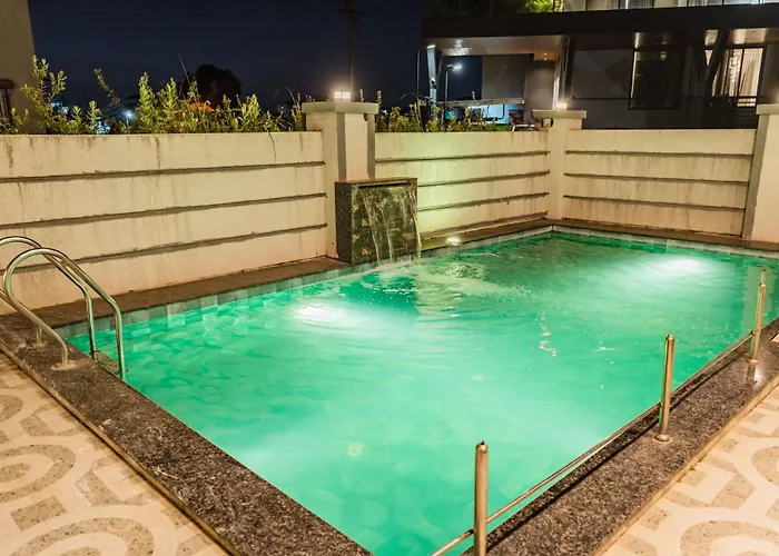Paradise Villa Lonavla - 6Bhk With Heated Pool And Turf