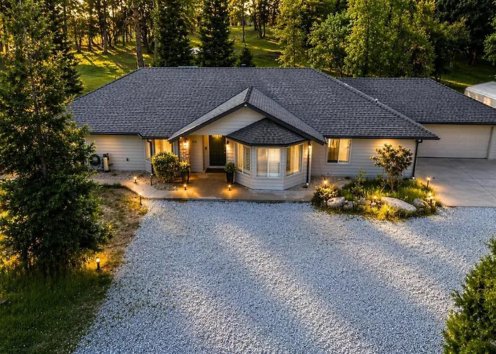 Spacious Ranch Retreat Near Yosemite & Bass Lake With Hot Tub & Game Room Oakhurst