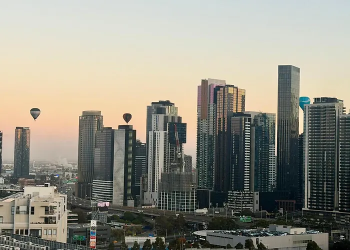 Luxe Skyline Stay - Parking, Pool & Gym Melbourne City