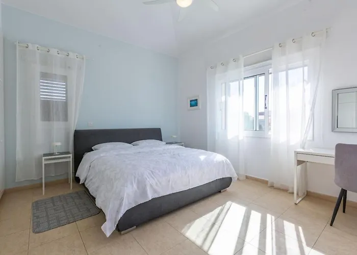 Villa Sapphire - Luxury 5Br Designer Retreat With A Private Swimming Pool Peyia
