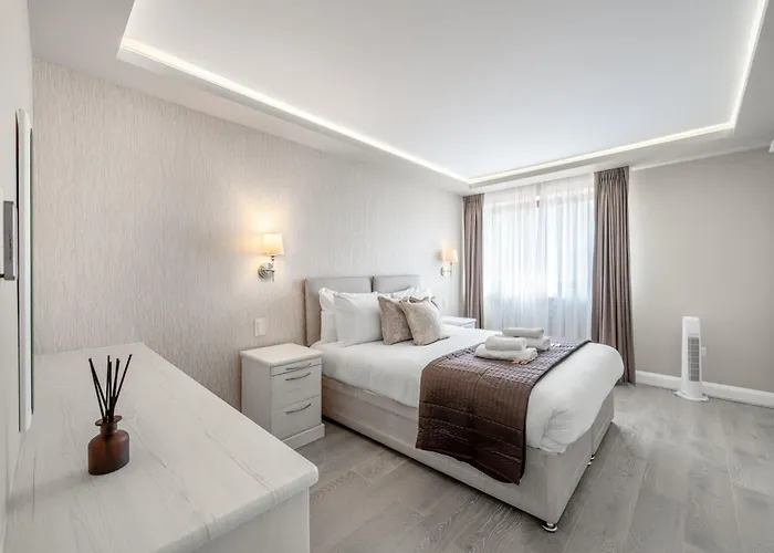 Exclusive Offers I 4 Bedroom House I Free Parking I Sleeps 10 I Elevate Living Estates Short Lets & Serviced Apartments London