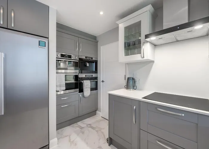 Exclusive Offers I 4 Bedroom House I Free Parking I Sleeps 10 I Elevate Living Estates Short Lets & Serviced Apartments London