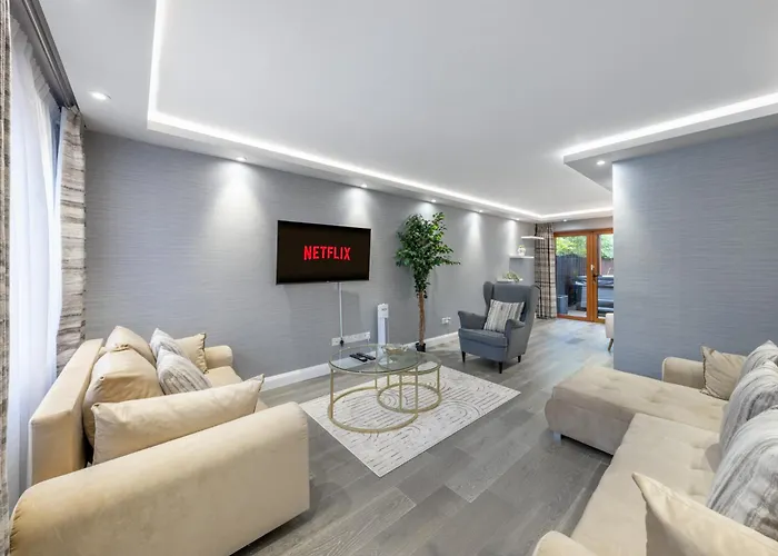 Exclusive Offers I 4 Bedroom House I Free Parking I Sleeps 10 I Elevate Living Estates Short Lets & Serviced Apartments London