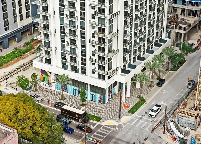 Sleek Downtown Apartment Rooftop Pool Miami