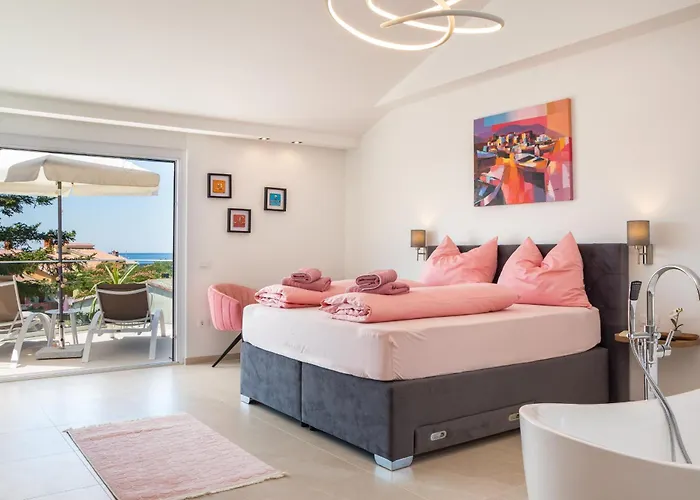 Villa Elena Deluxe In Fazana For 8 People With Whirlpool & Private Pool Only 400 M From The Beach