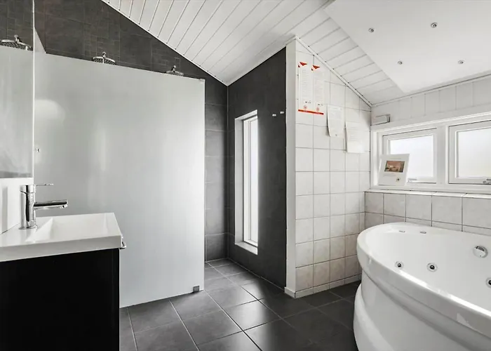 Villa 1405-Aakirkeby-Holsteroddevej-22 Vester Somarken