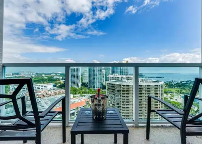 Elegant King Suite, Rooftop Pool, Full Kitchen Miami