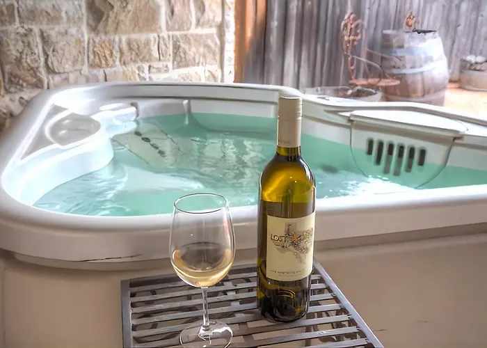 Wine Country Cottage Pool, Fire Pit & Pickleball Fredericksburg