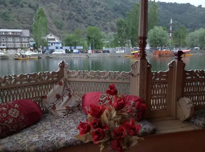 House Boat New Pala Palace Srīnagar